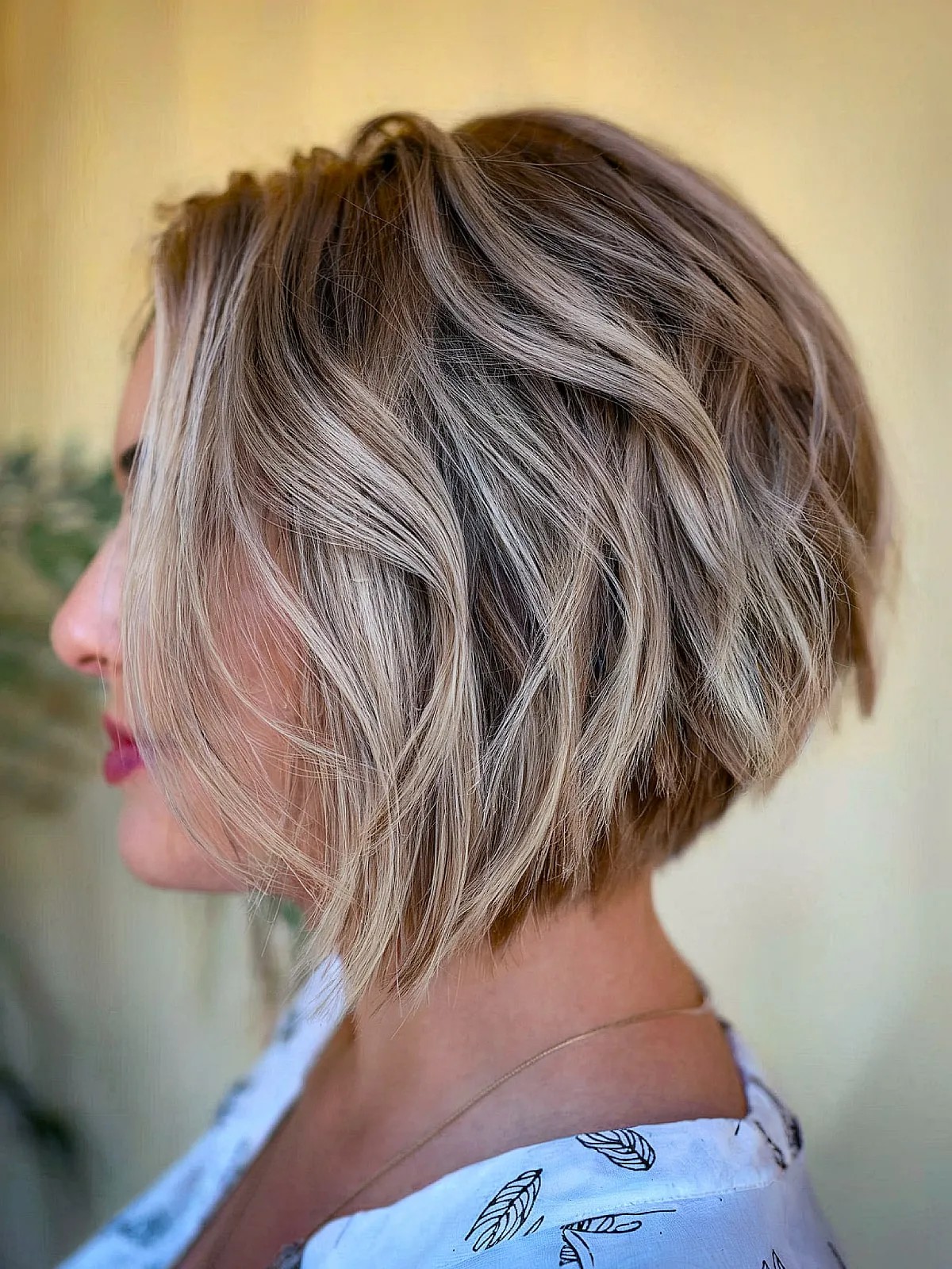 Neck-Length Stacked Angled Wavy Bob with Blonde Highlights